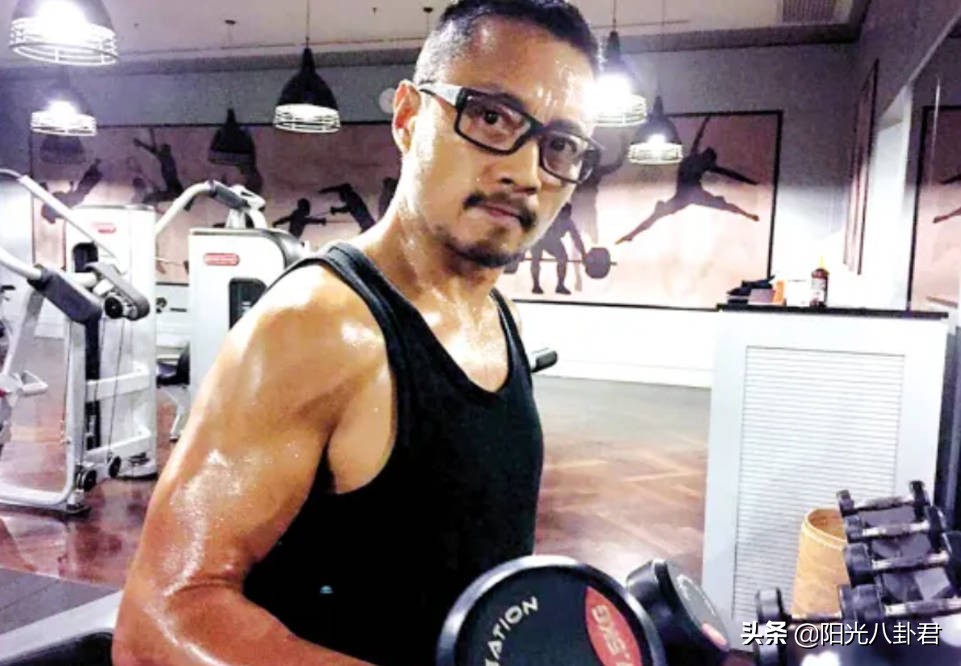 男星内卷起来差距有多大？中年人老当益壮，年轻人却一个比一个虚