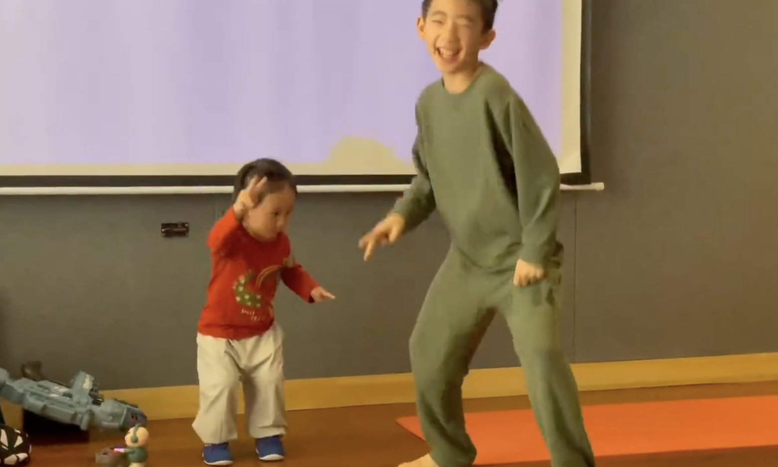 应采儿晒小儿子萌态，2岁HoHo身材纤长眉清目秀，玩泡泡机萌态足