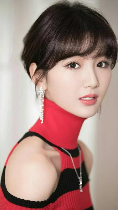 44位明星驾驭的红色服饰典雅大方，由内而外散发出自然的美感