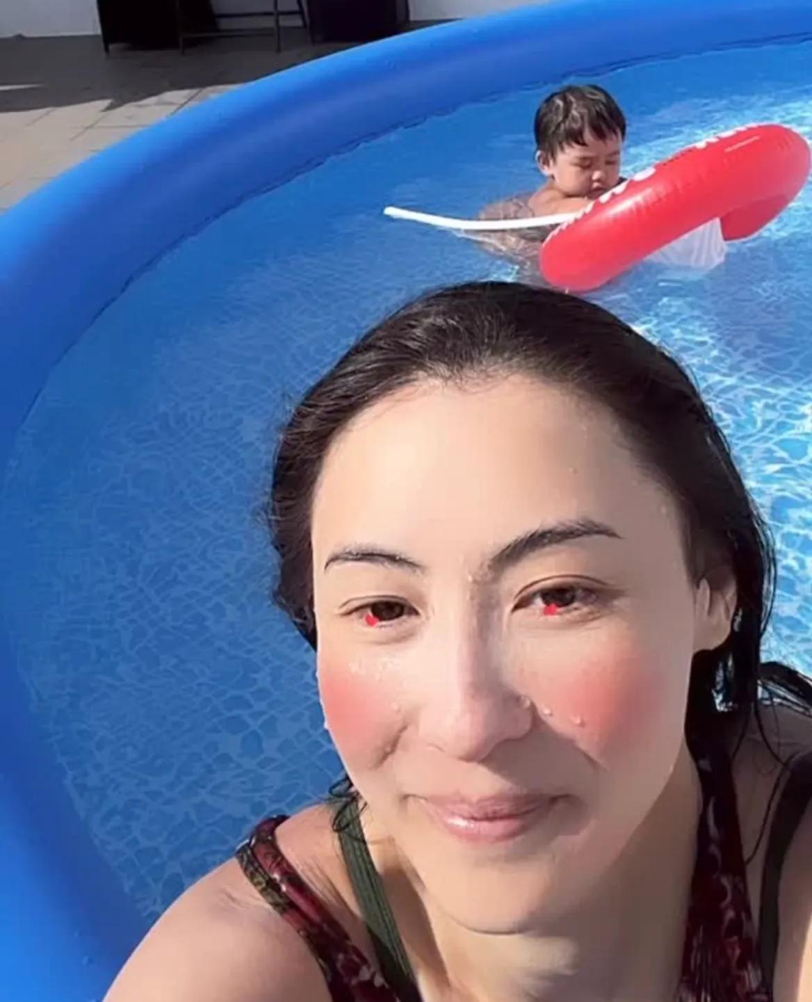 张柏芝晒和儿子游泳动态，3岁小王子正脸曝光，脸蛋肉嘟嘟萌态足