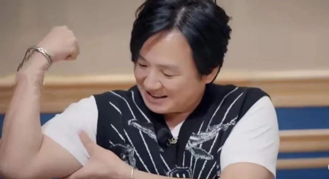 《古惑仔》3人组再聚，早已忘却当年恩怨，陈小春开口叫“大哥”
