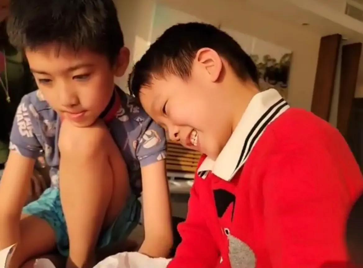 陈茵媺为次子庆7岁生日，家中无敌大海景抢镜，陈豪在家也戴口罩