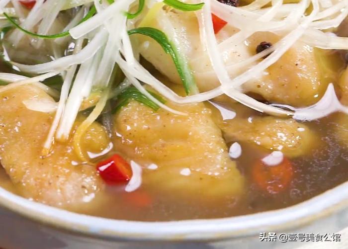 鲜嫩味美的油泼鱼片，操作简单，微辣又解馋，家人爱吃的美食