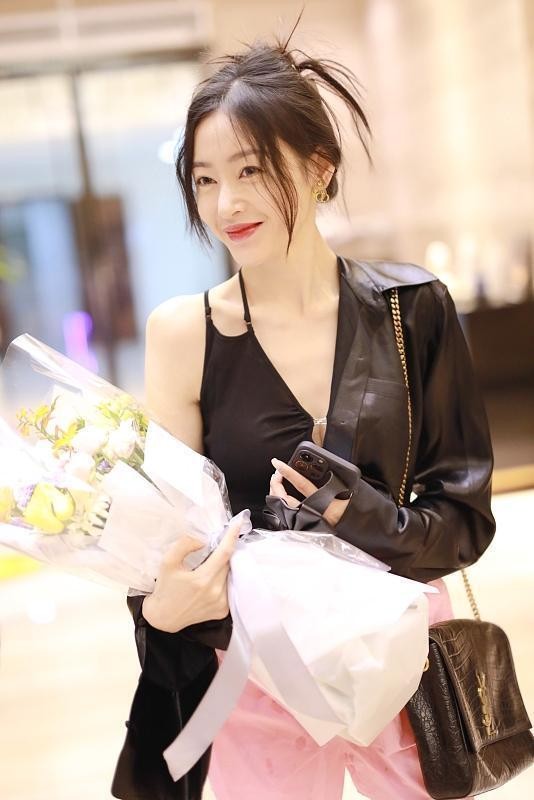 张天爱瘦得好过分，穿短裤的样子特别时髦，气质感觉没睡醒