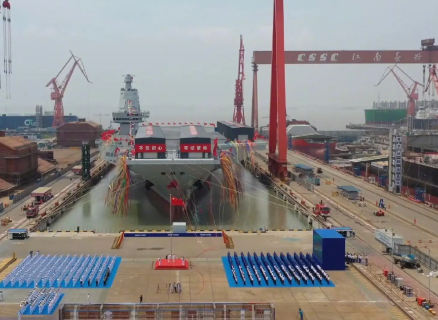 喜訊！ 中國第三艘航母正式下水，滿載排水量八萬噸，技術全球頂尖