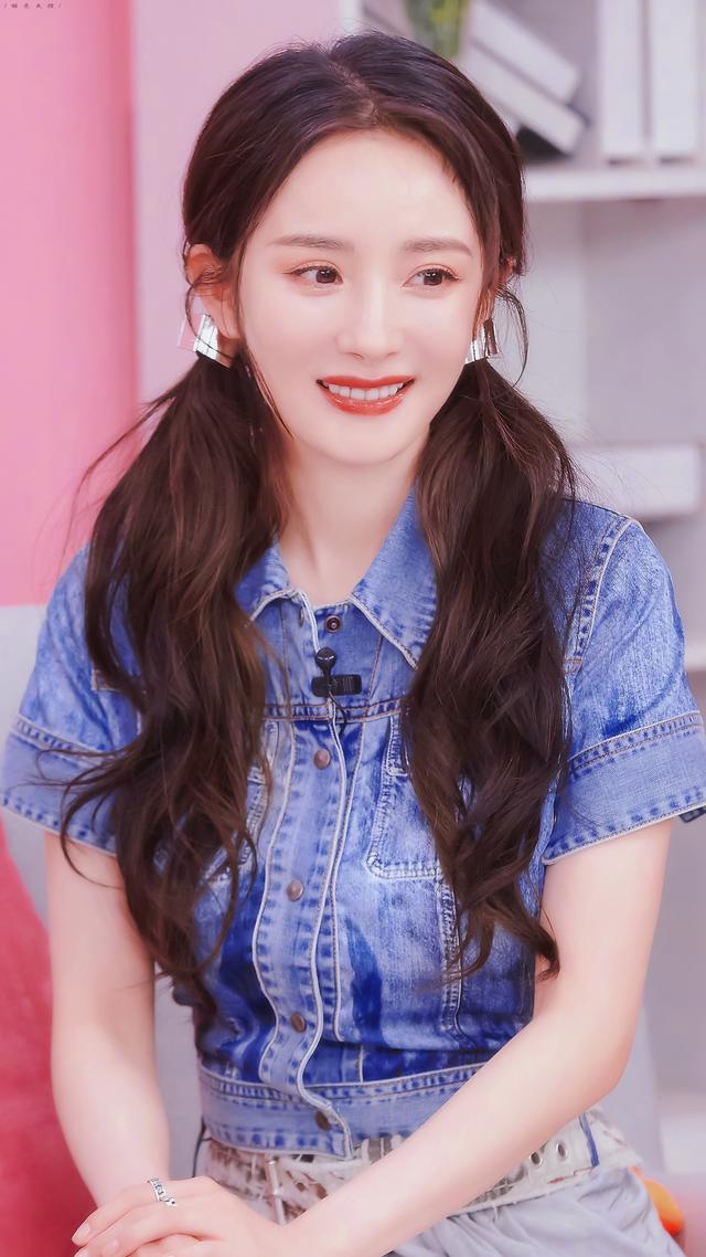 杨幂扎着双马尾,身穿蓝色牛仔装亮相,真的太俘获人心了