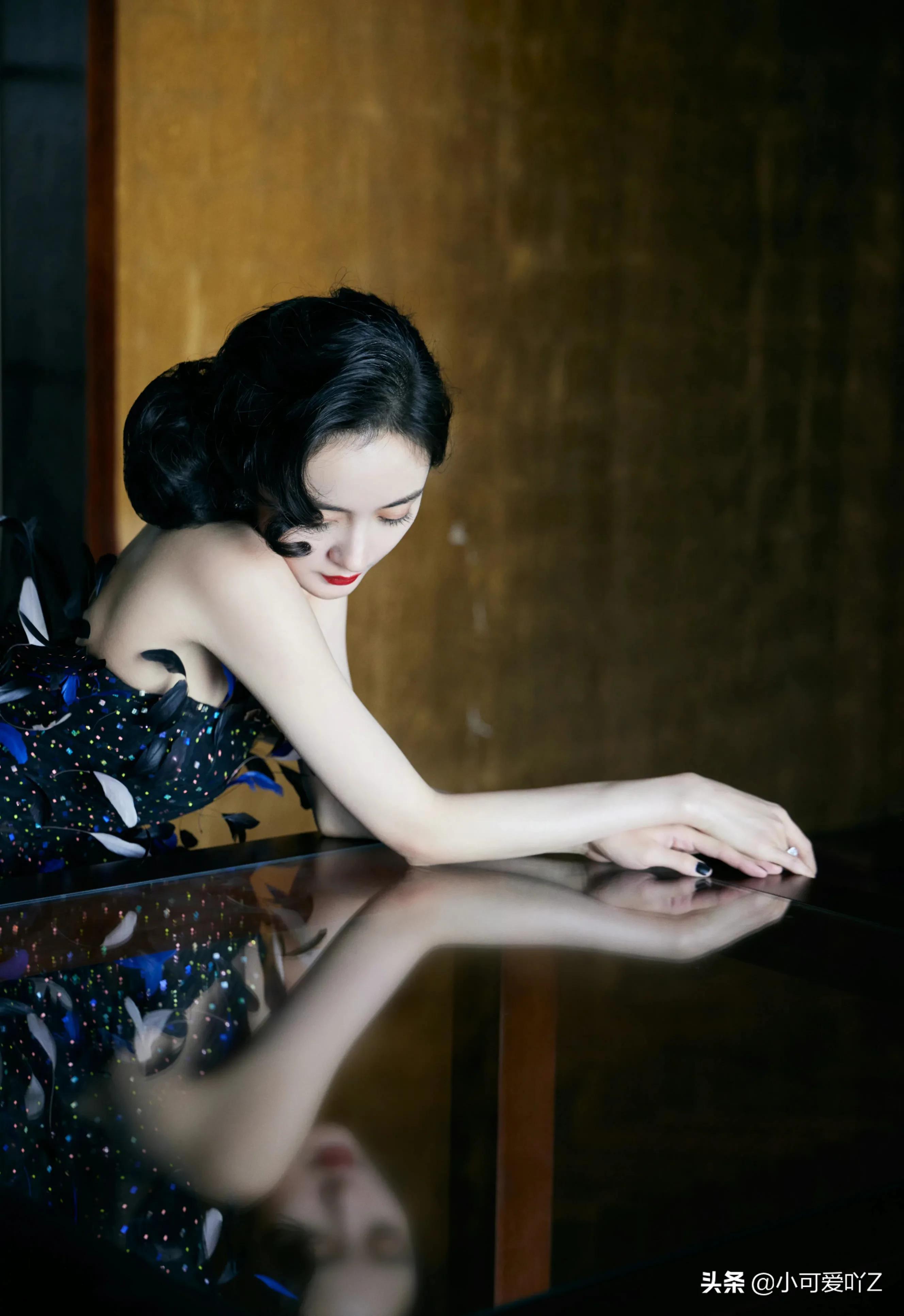 杨幂，复古礼服，波浪卷发，尽显优雅成熟