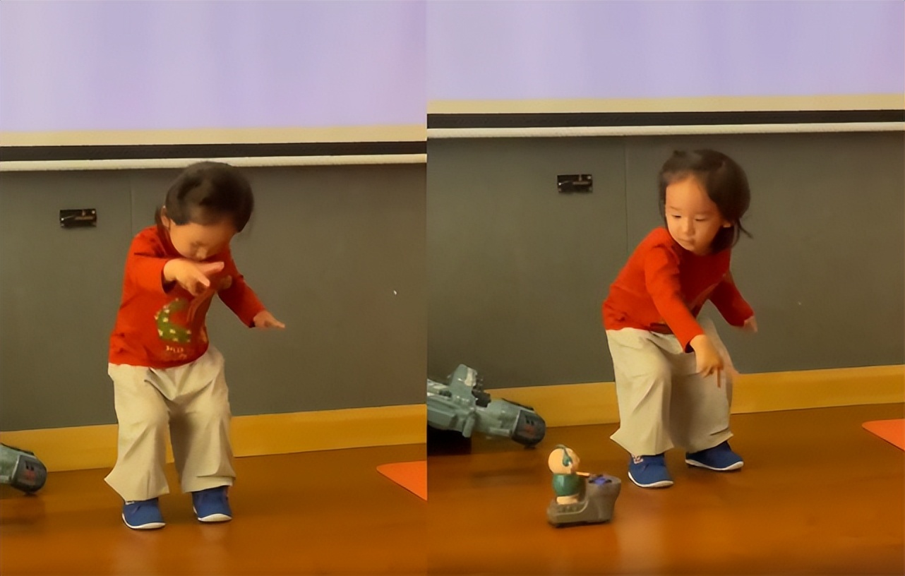 陈小春晒俩儿子萌态，二宝留长发扎揪揪打扮像女孩，长相遗传爸爸