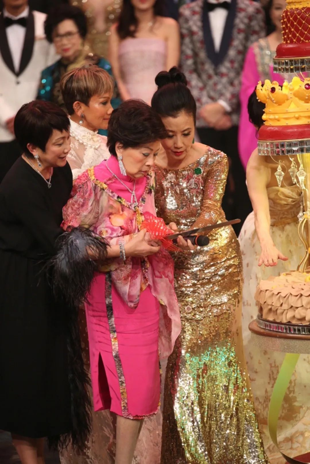 后来,她上了 年纪,就将家族产业主要交给自己的二女儿利蕴莲打理.