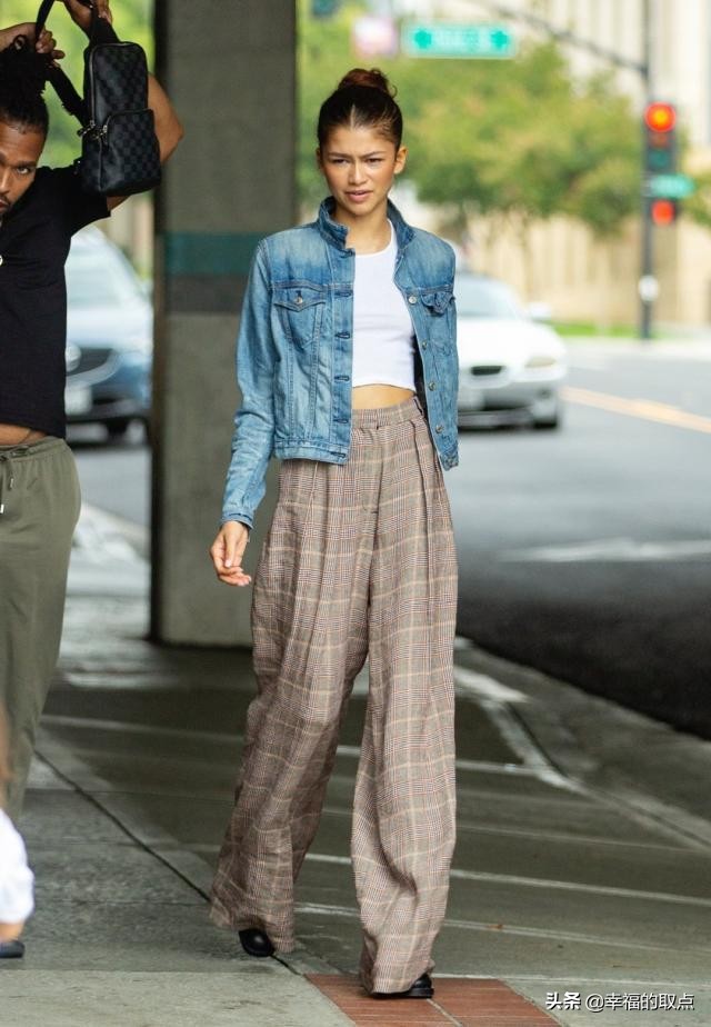 赞达亚素颜现身街头，穿牛仔外套活力满满，拖地长裤穿出强大气场