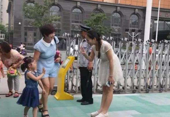 家长在幼儿园微信群分享育儿心得与沟通记录