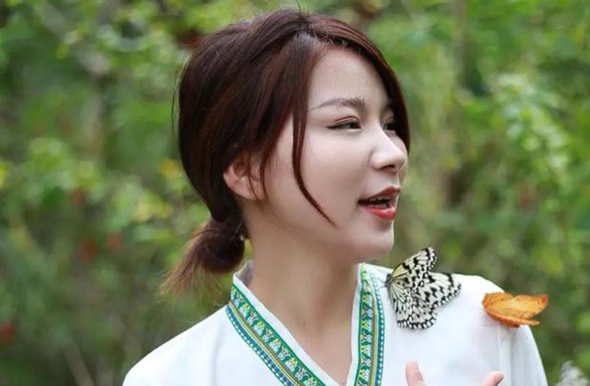 一女婴被弃，拾荒老人养大身价过亿，为报恩卖公司带养父环游祖国