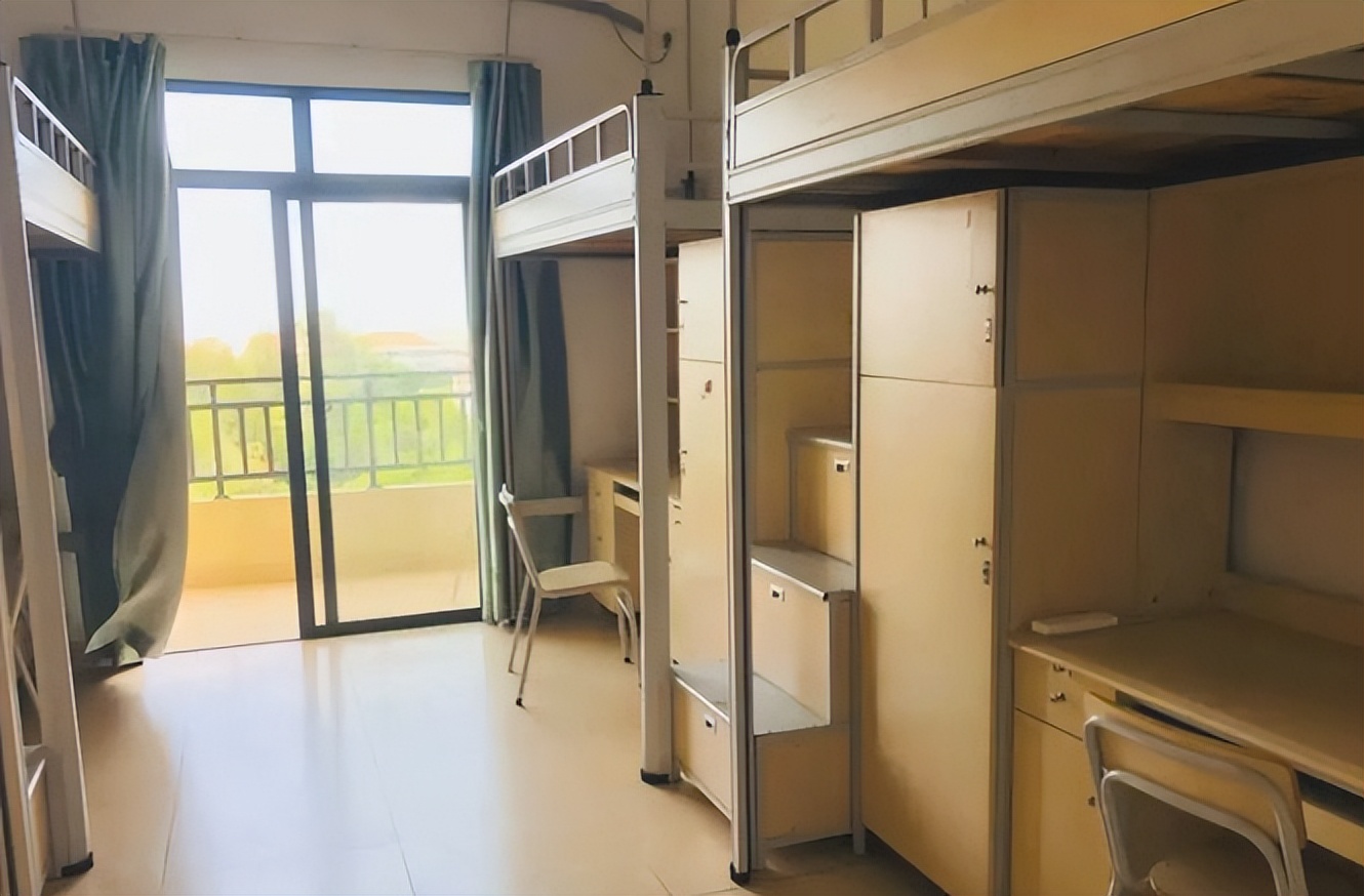 国内大学宿舍都长啥样？厦大不愧为“海景房”，吹着晚风看星星