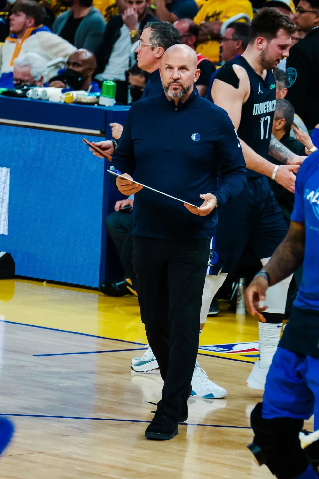 为什么nba替补席要穿衣服(罚款10万美元！NBA重罚独行侠！基德的小伎俩又开始了)