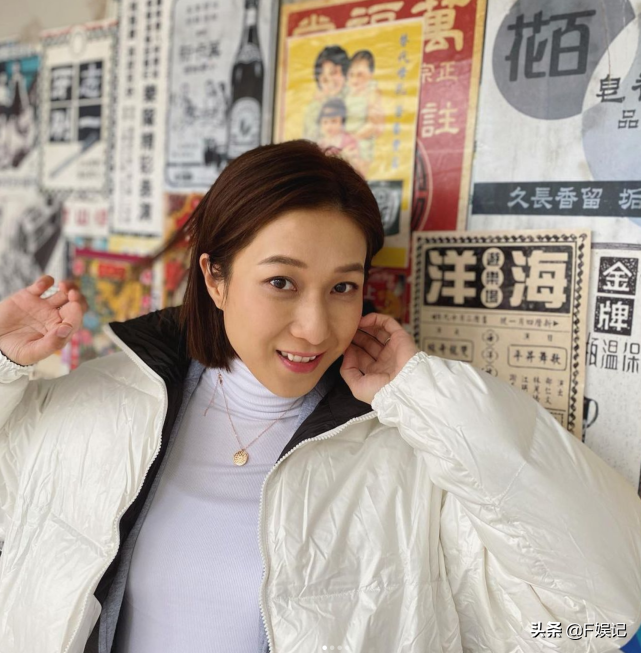 钟嘉欣晒和儿子在机场的温馨合影 母子俩回家与家人一起过春节