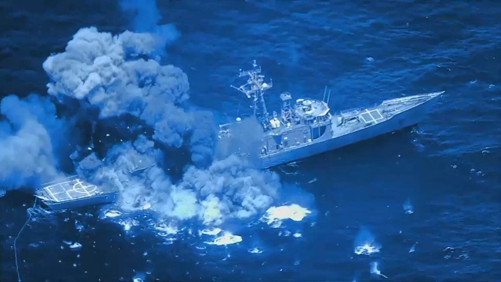 台岛要激动了？环太军演一连串导弹狂打佩里级护卫舰，舰艇还漂浮