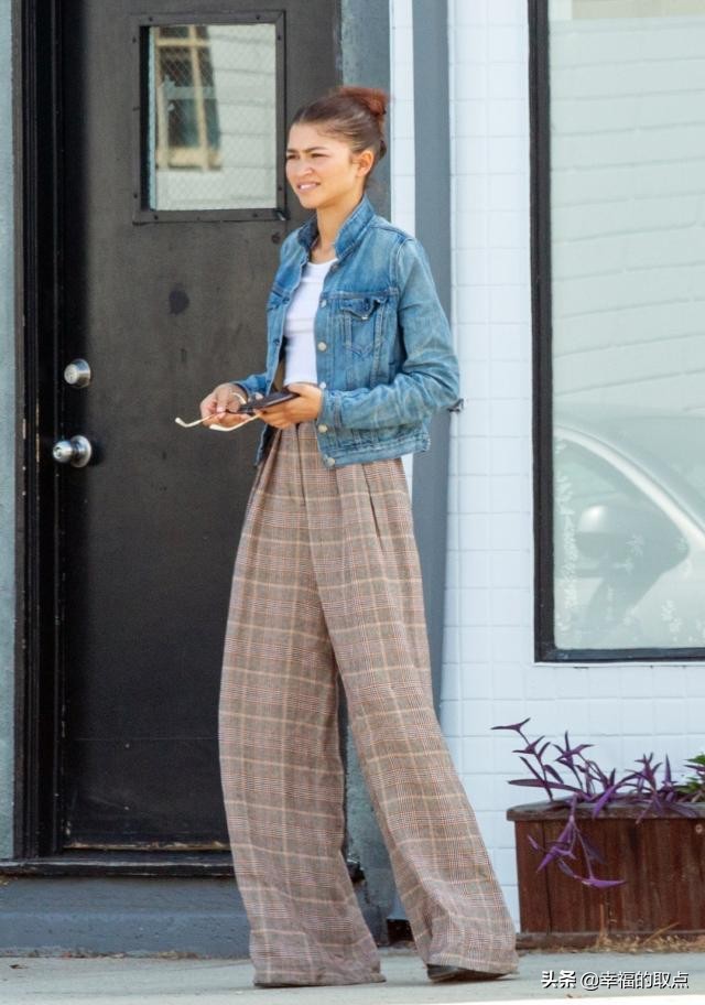 赞达亚素颜现身街头，穿牛仔外套活力满满，拖地长裤穿出强大气场