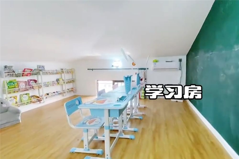 一家六口的405㎡顶层大宅：巧妙利用阁楼，装修出9室4厅5卫