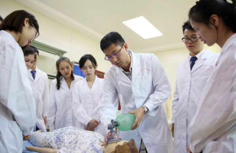 我国医学类院校50强，上海交大医学院稳居榜首，清华大学跌出前十