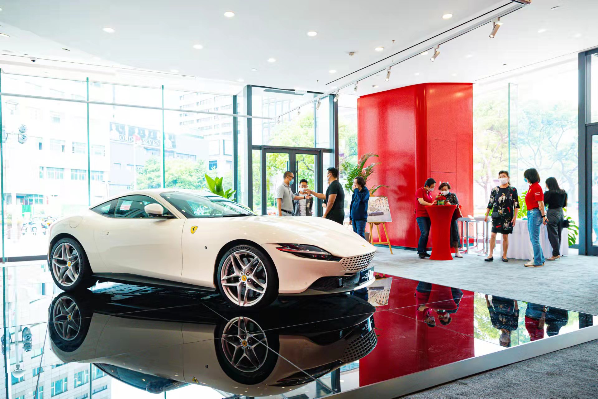 法拉利限时概念店登陆宁波，耀熠呈现