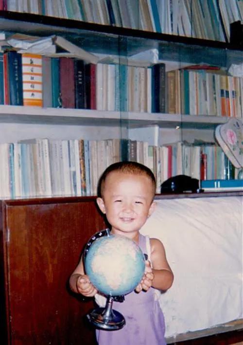 包贝尔的父亲是儿童剧院的负责人,母亲则是皮影戏演员,包贝尔原名艾志