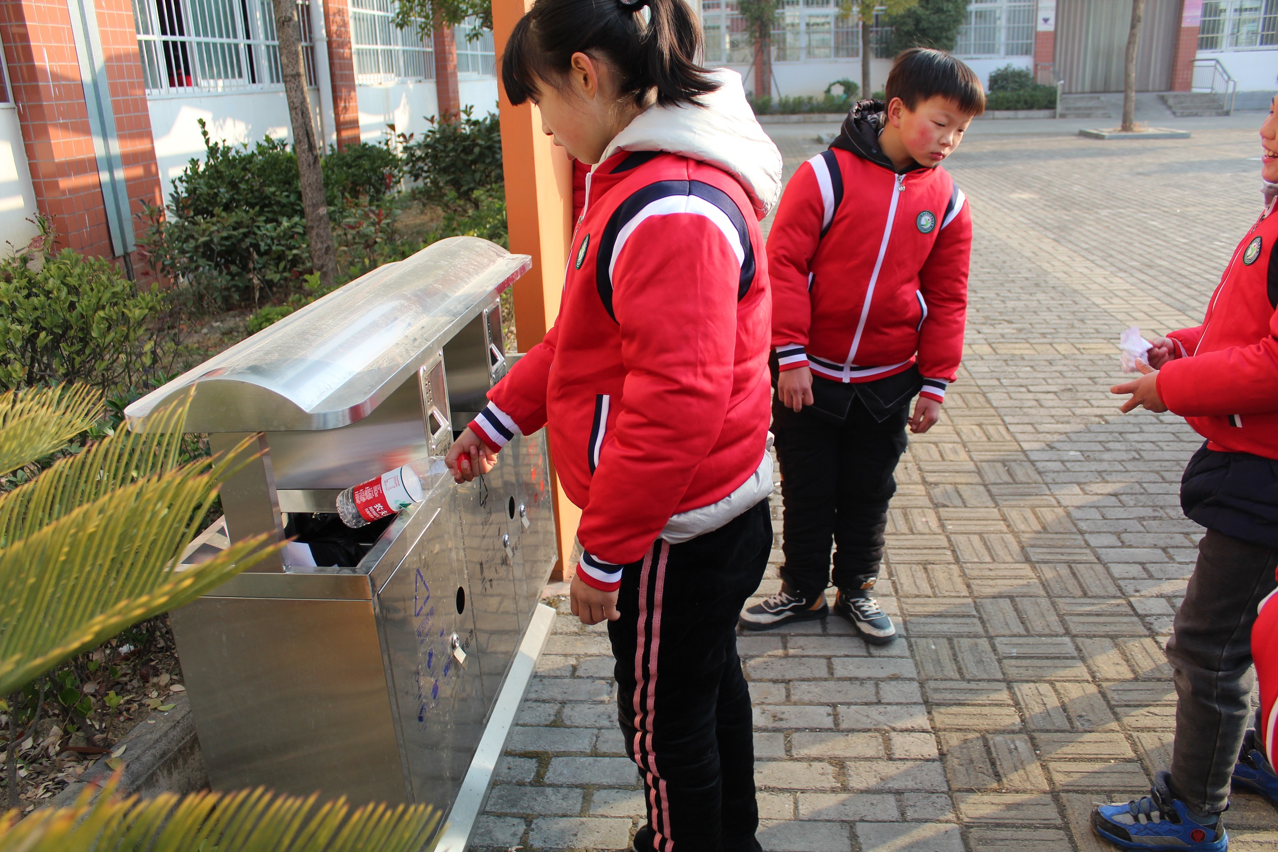 强化养成教育，提高生活技能