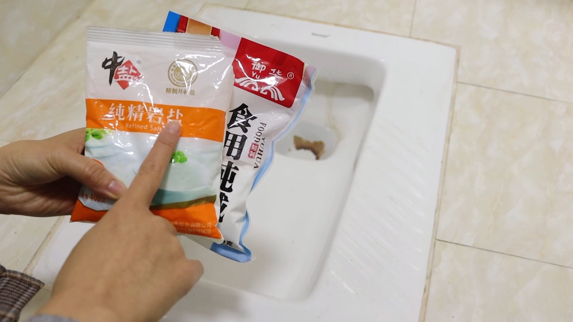厕所放一个鸡蛋网套，马桶一年不脏不臭，还省下买洁厕钱，都试试