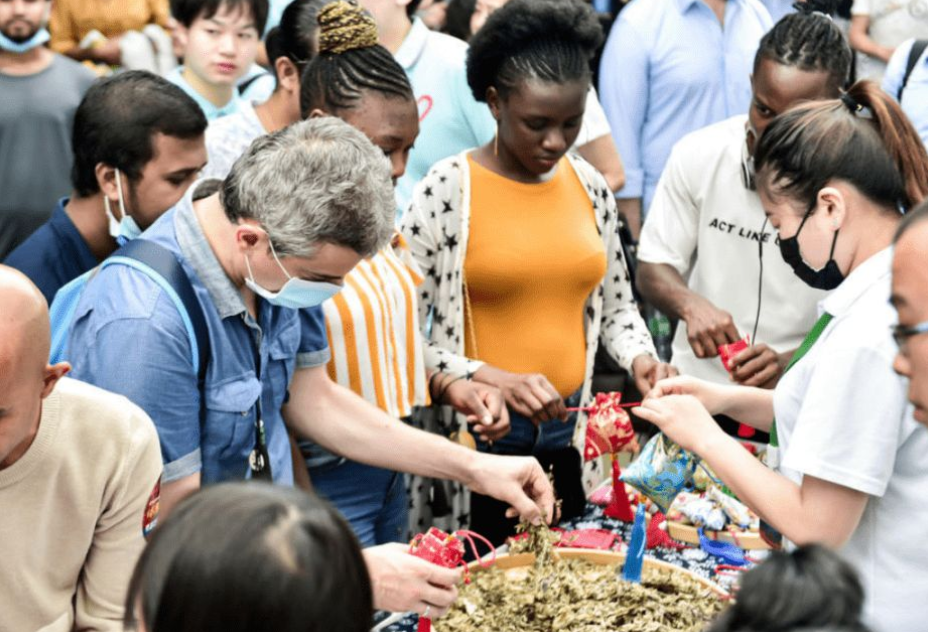 单日新增近140万！美国人向中医药低头，纷纷涌入唐人街抢购