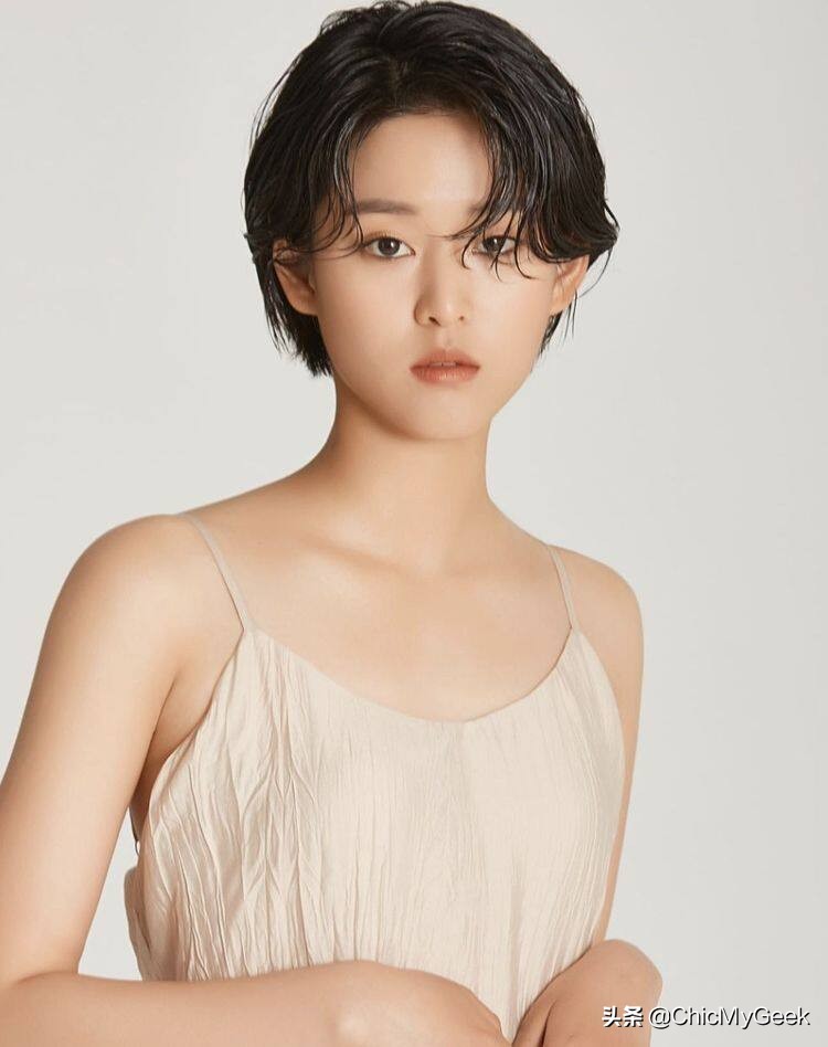 但现实中确确实实是一名女生,还是27岁的女演员李妍