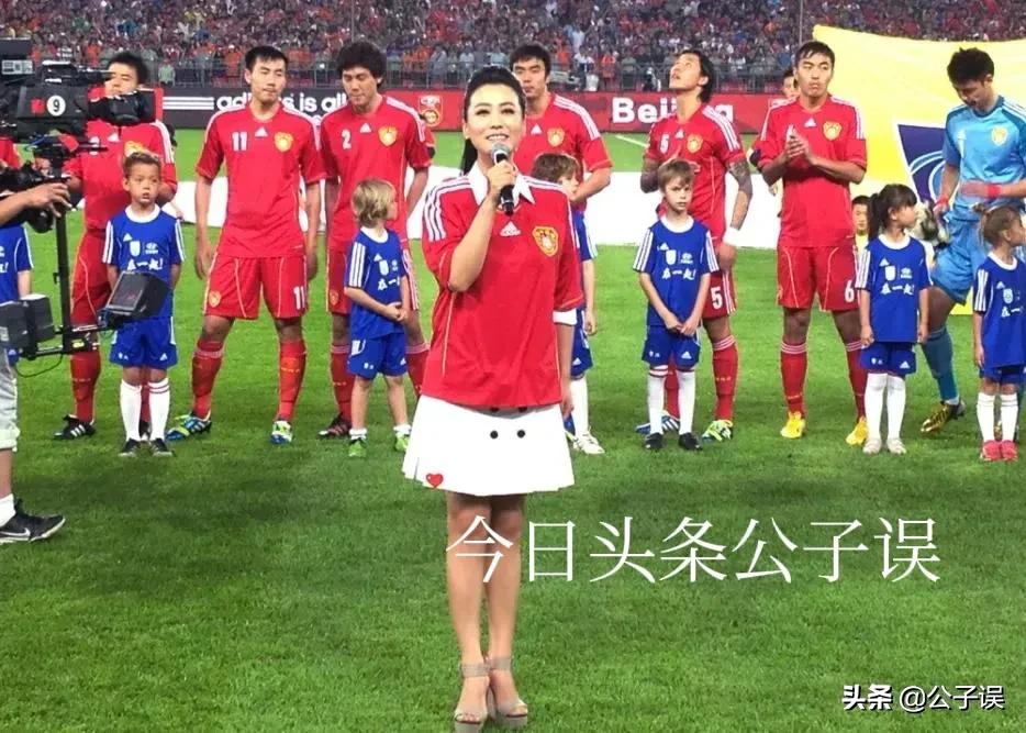 谭晶情史，青歌赛上成名，长城上开演唱会，嫁爱情高龄产子