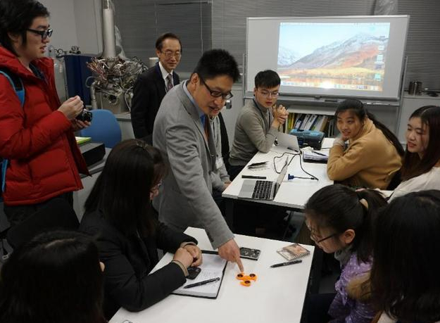 华中师范大学研究生，在夜市摆摊卖鸡爪，只因学了“天坑”专业