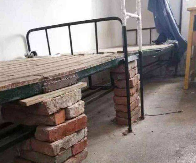 全国最寒碜大学宿舍排名，上学堪比荒野求生，部分照片易引起不适