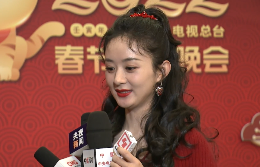 35歲趙麗穎露臉央視春晚，關掉美顏跟濾鏡，這狀態也太真實了吧