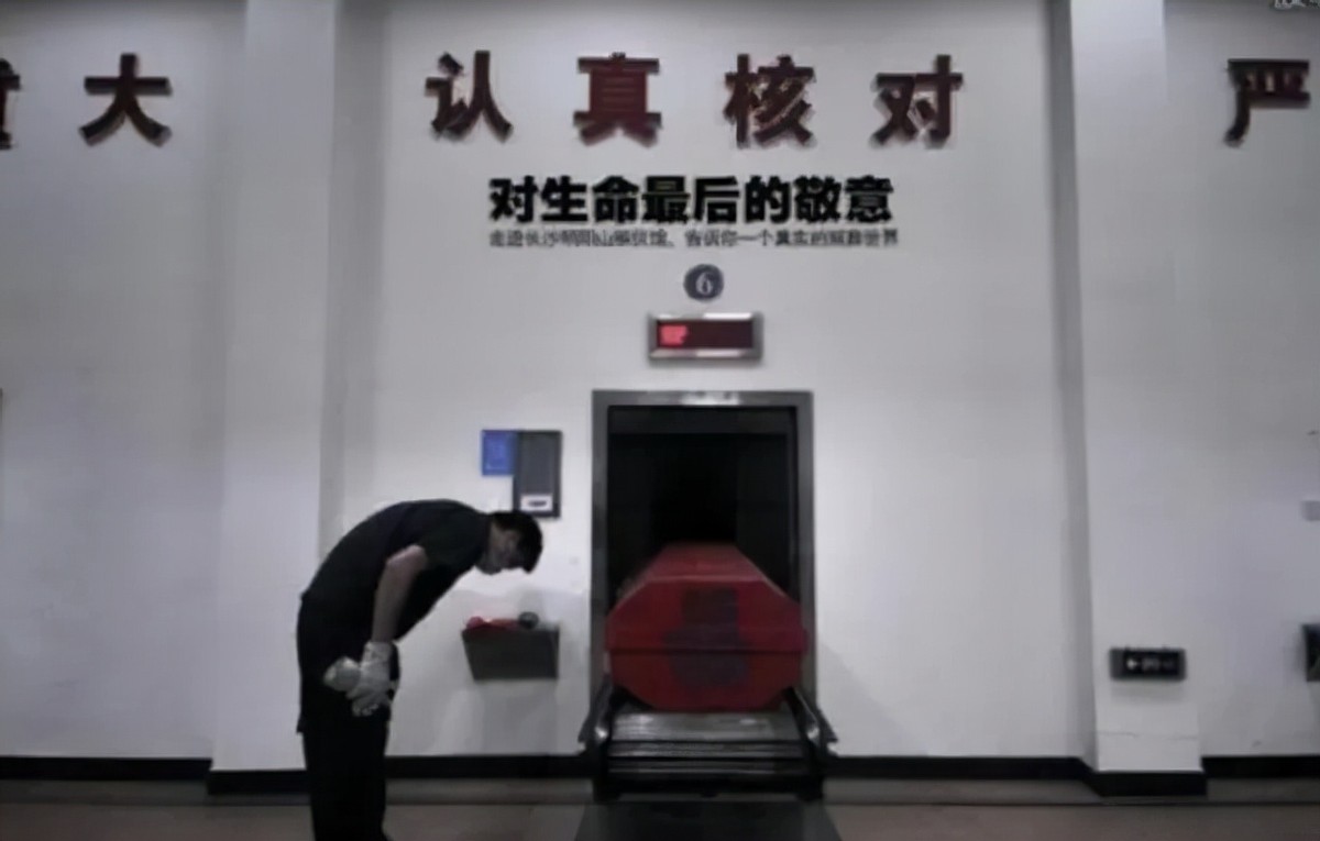 火葬场搬尸工：即使搬运高层住户，也要走楼梯，全程不敢停歇