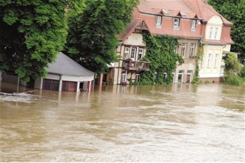 27岁美女在广州有多栋楼，每天拿着笔记本收房租，如今怎样？