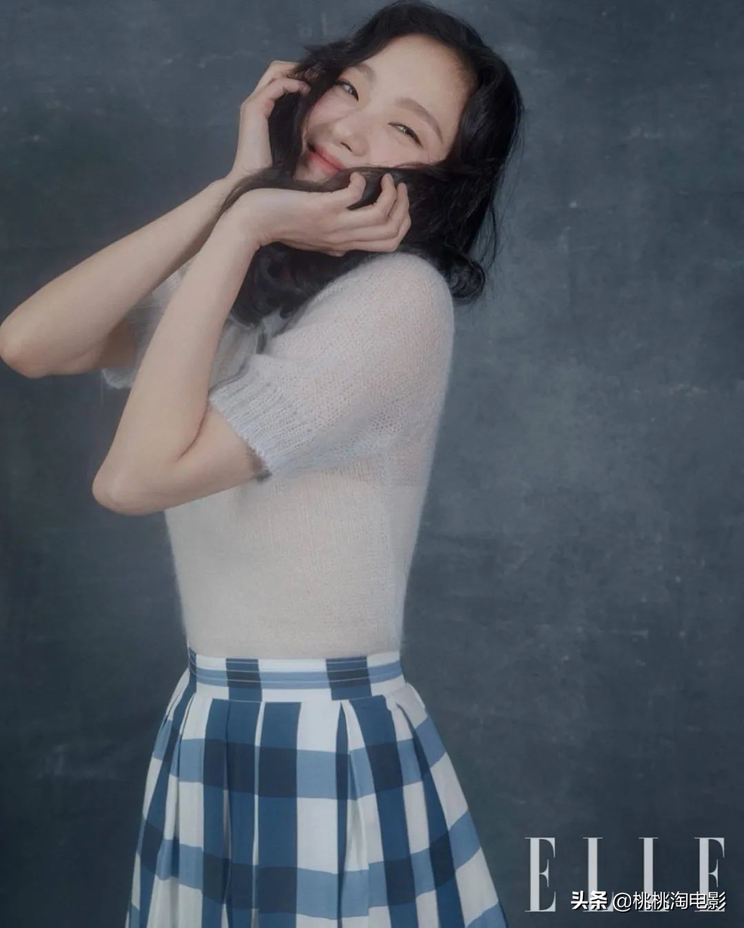 韩国女星金高银《ELLE》封面大片，烟熏妆羊毛卷酷劲十足