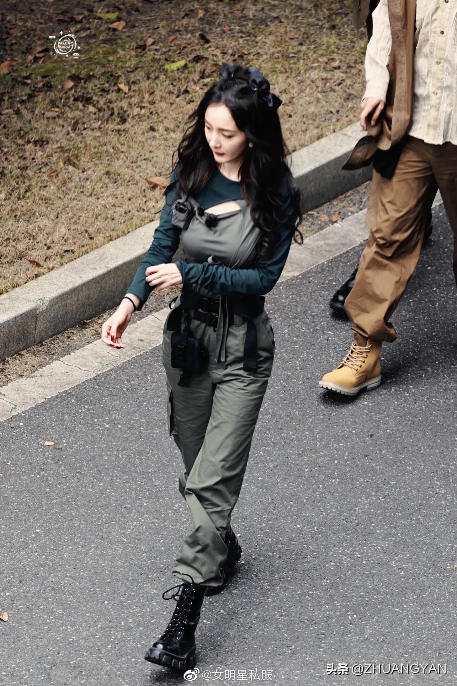 杨幂密室大逃脱的路透照公开，长得美身材辣，走起工装风又甜又酷