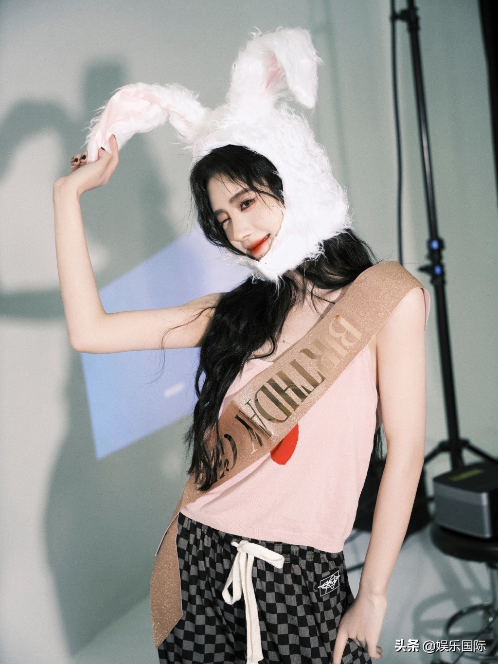 鞠婧祎生日照甜飒十足 两套造型上演反差萌