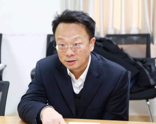 清华大学换了新校长，他的身份和背景引争议，学生：为啥不请院士