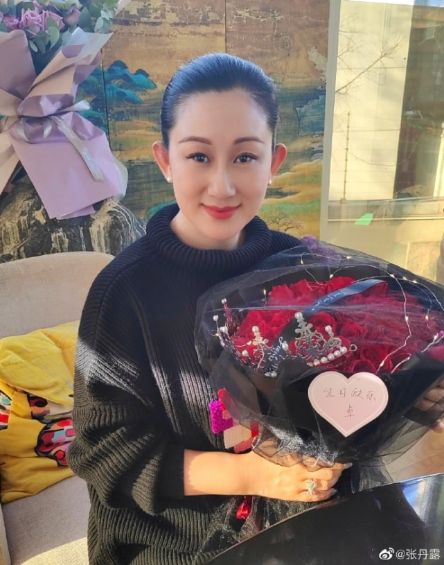 赵文卓妻子43岁生日，儿子头剪成蛋糕状酷，大女儿发长文表白妈妈