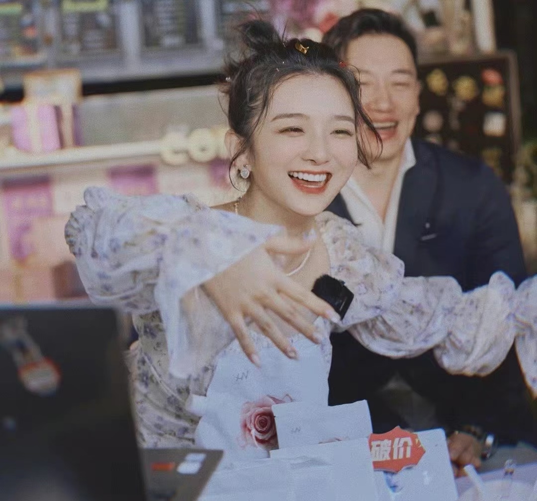 吴雅婷Davie带货破千万，蒋菲菲李雅男合体却被骂惨！原因很现实