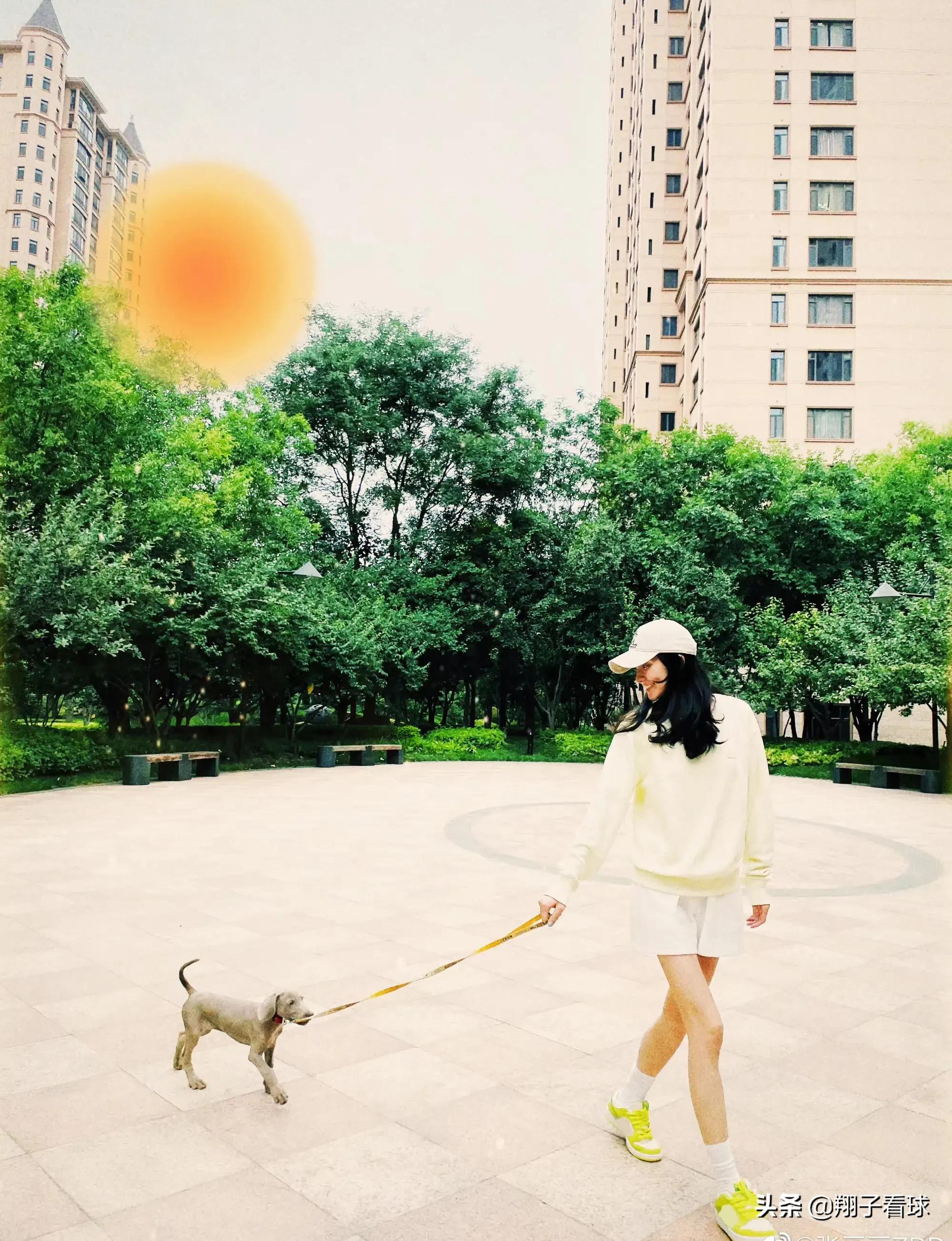 张豆豆分享落日美景！大长腿很吸睛，恋情消息传出，网友送祝福