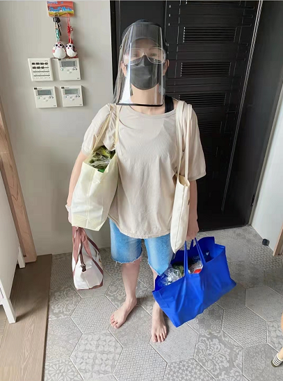 陈嘉桦与老公床上玩杂技！被老公双脚顶肚子，四肢腾空胆子好大