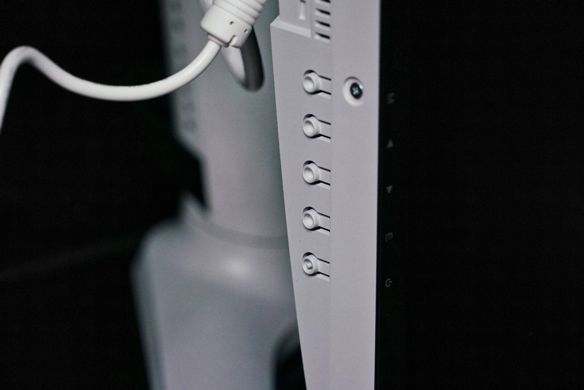 1999元超低价的MiniLED电竞显示器到底怎么样：HKC PG271Q上手实测