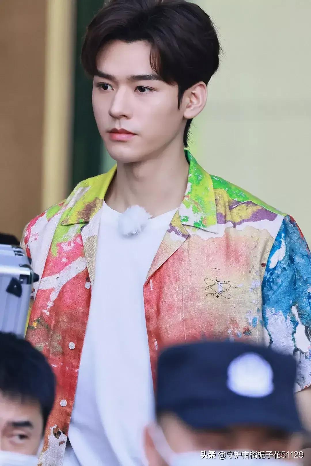 内娱穿花衣服最好看的，应该是龚俊吧