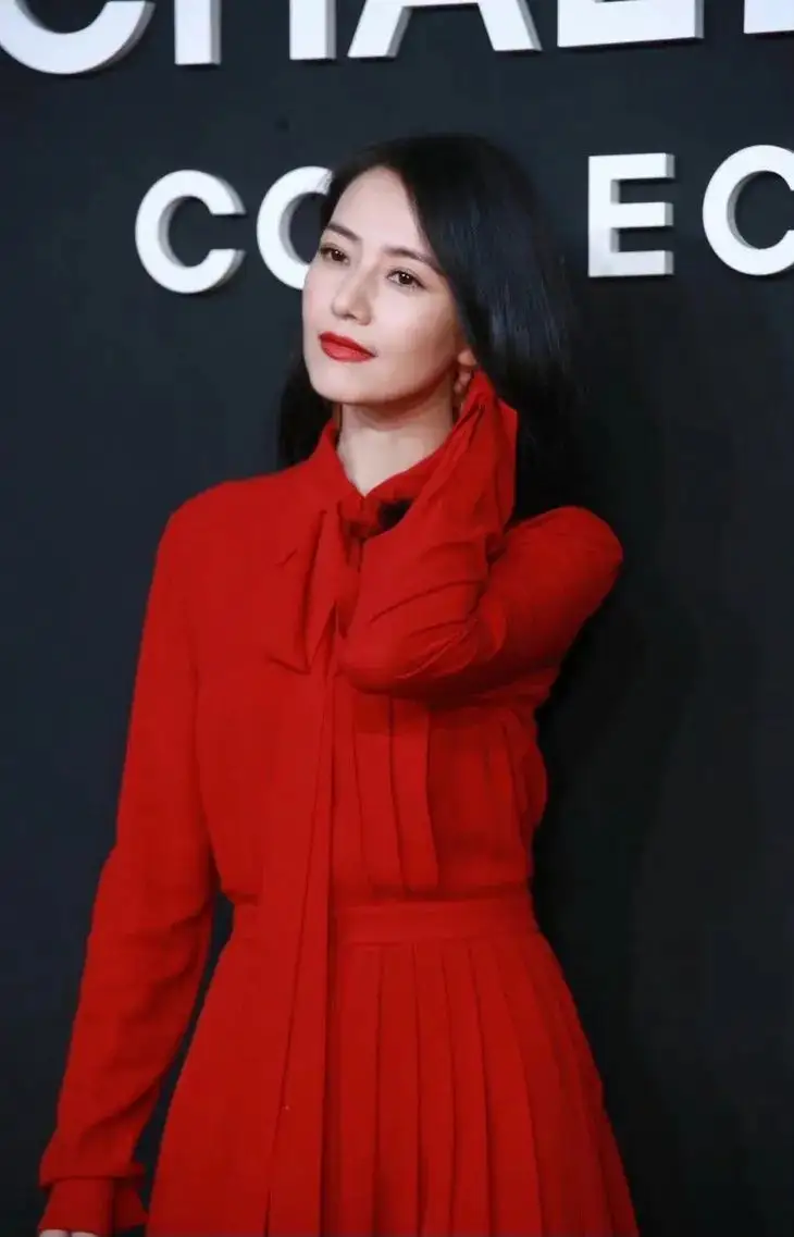 赵雅芝、高圆圆、贾静雯、余男、林青霞，同是红裙，韵味各不相同