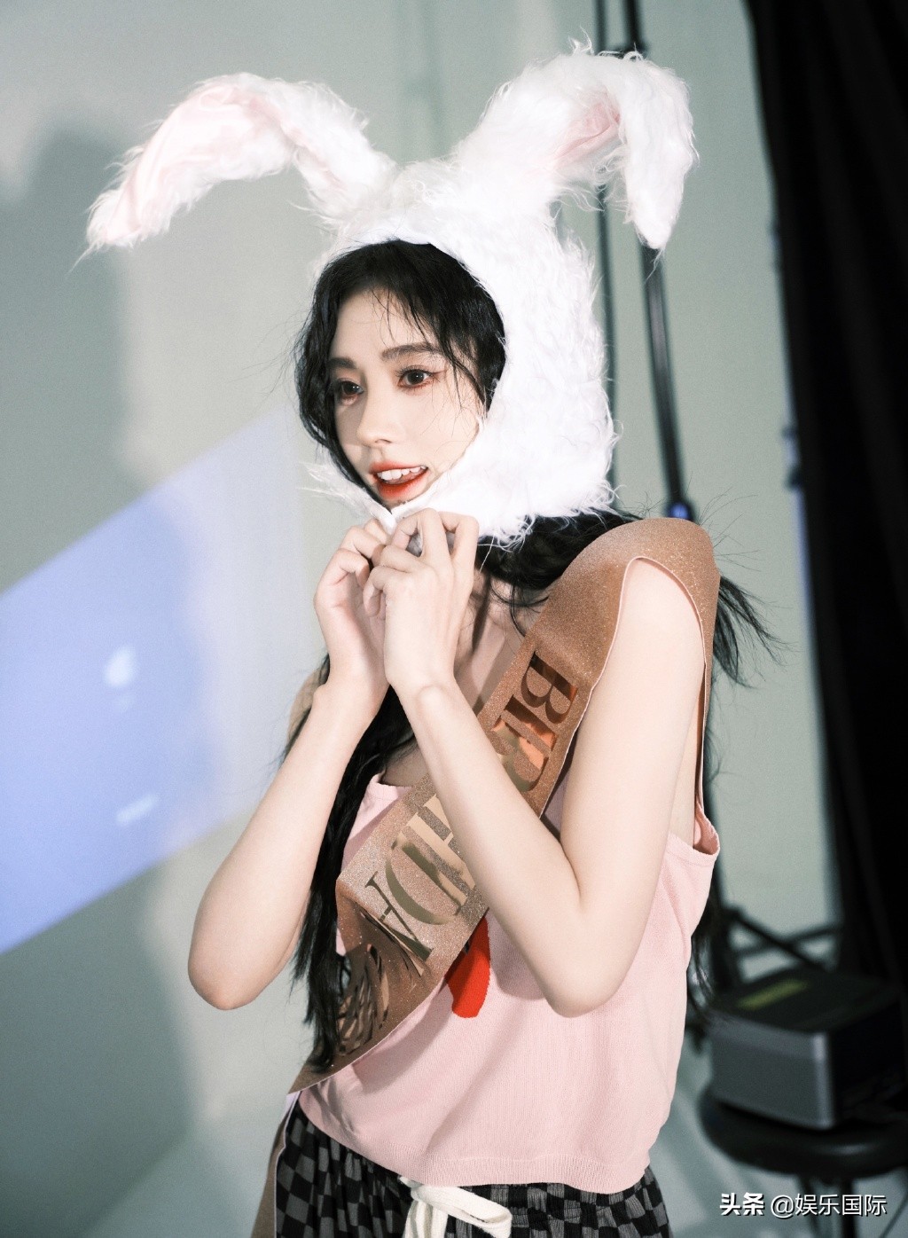 鞠婧祎生日照甜飒十足 两套造型上演反差萌