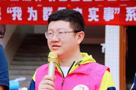 弘扬雷锋精神 白衣丹心传递爱心力量——记志愿服务队队长康鑫