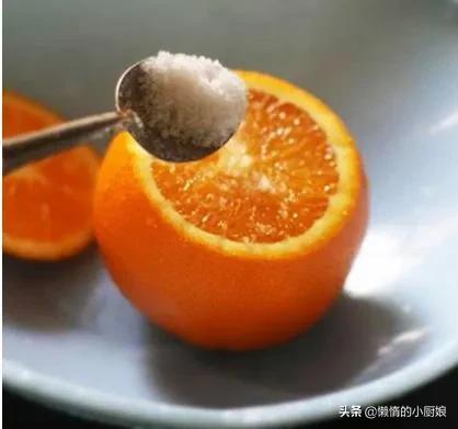 盐蒸橙子的做法（橙子和盐还可以这样做暖身又美味）