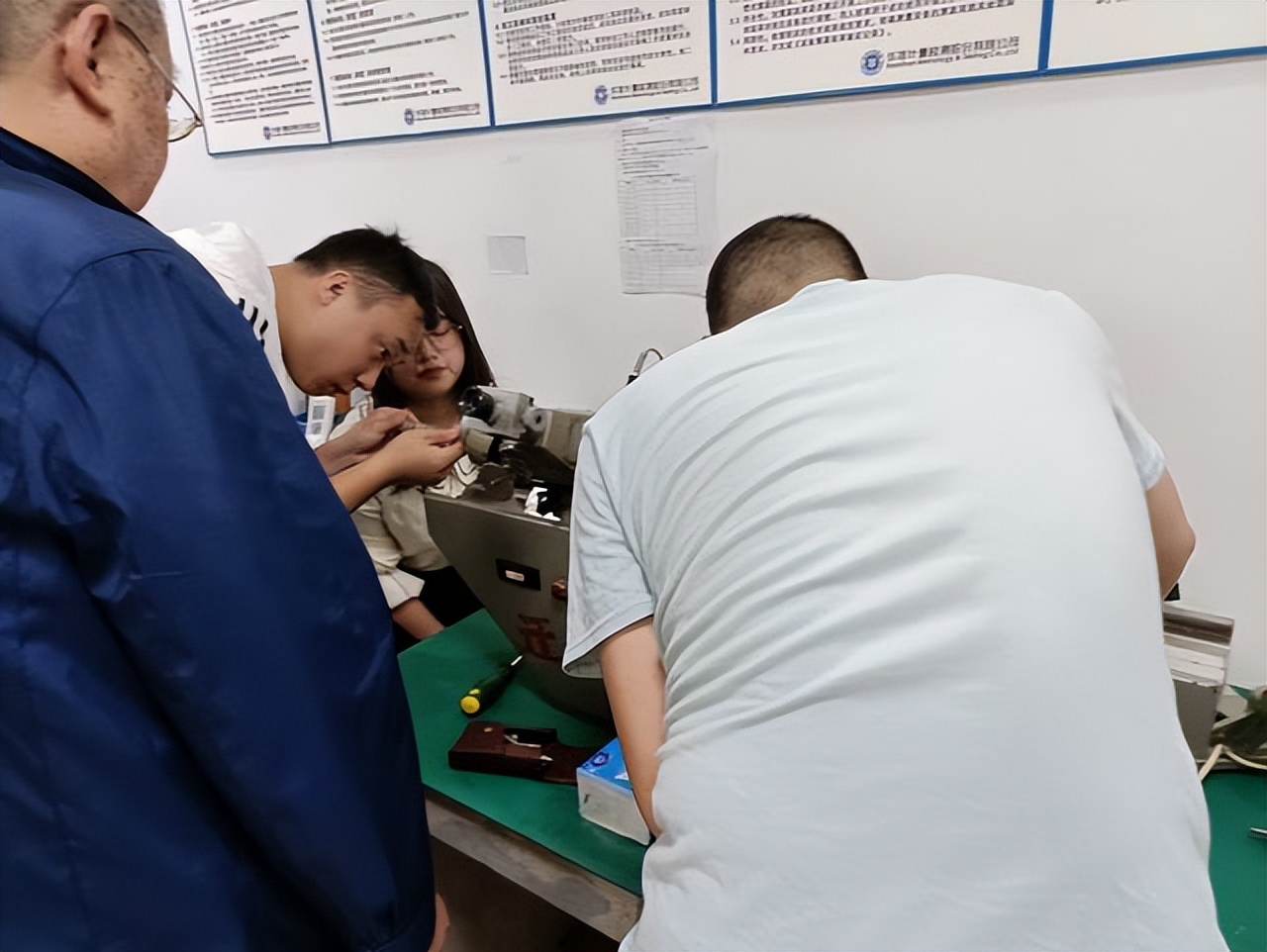 华准计量技术副总工陈永康现场讲解万能测长仪操作流程及维修保养